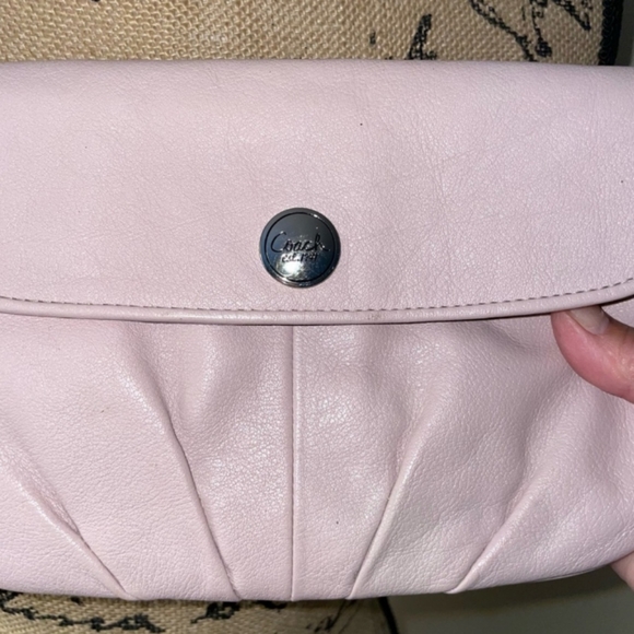 EUC COACH WRISTLET WITH INSERT AND CHAIN TO WEAR AS CROSSBODY - Picture 2 of 4